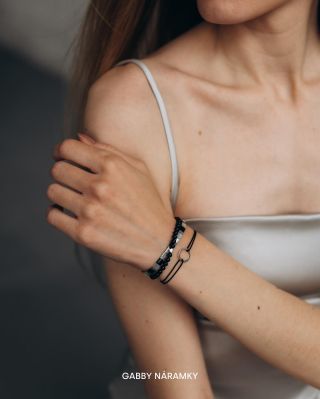 Většinou sdílím spíše světlé tóny náramků, ale dnes tu mám něco odvážnějšího.. kombinaci černých a šedých detailů...