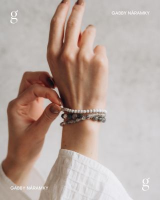 Křemen v kombinaci s matným howlitem 🤎 omrkněte celou nabídku náramků na www.gabbynaramky.cz/e-shop/