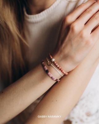 Jeden náramek nestačí. Nejlépe vyniknou spolu. 🤎 www.gabbynaramky.cz Odkazy na náramky: 🩷 Růžová Tila -...